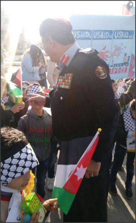 الأمن يوزع العصير والسكاكر على أطفال