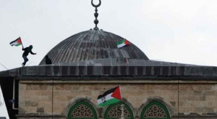 إبعاد مسنة مقدسية عن الأقصى لرفعها