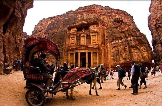 1635 مليارات دينار من الدخل السياحي