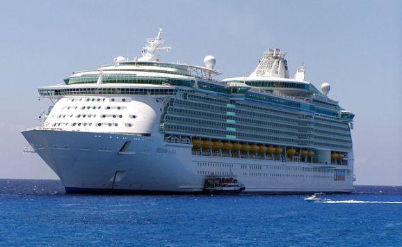 اصطدام سفينة سياحية بعبارة بحرية (فيديو)