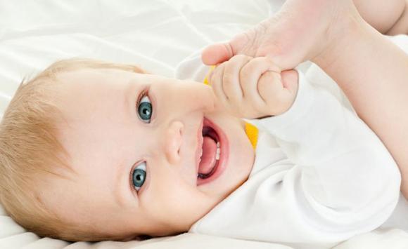 طفل عمره 3 أشهر ينطق (شاهد)