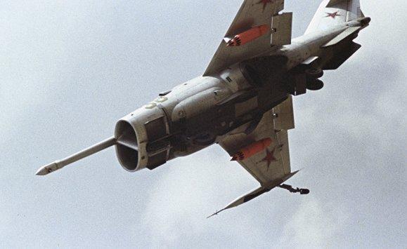 طائرة مقاتلة تكاد تلتصق بالأرض (فيديو)