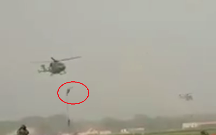 بالفيديو.. . سقوط ثلاثة جنود من