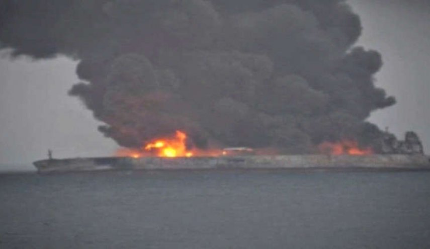 لحظة غرق ناقلة النفط الإيرانية المشتعلة