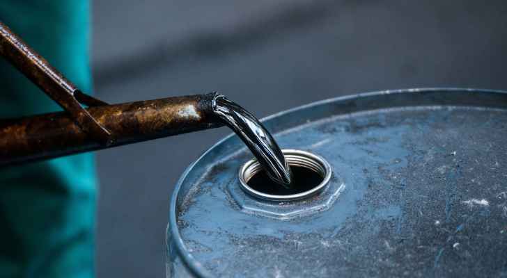 برميل النفط يقترب من حاجز الـ