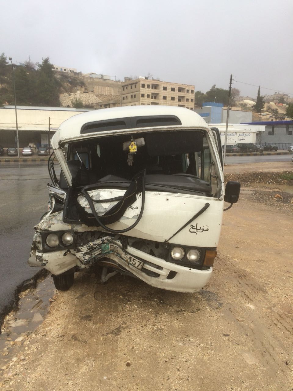 8 اصابات بتصادم شاحنة وباص عمومي