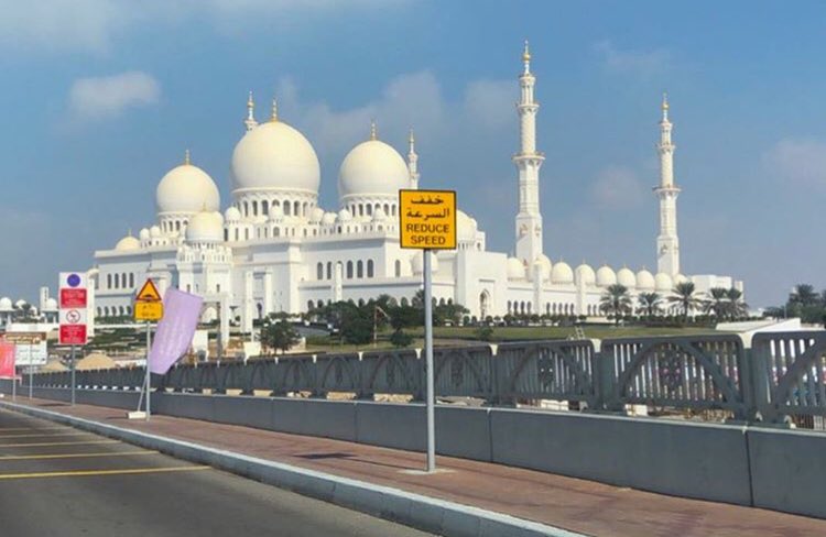 كيف علق ولي العهد على مسجد