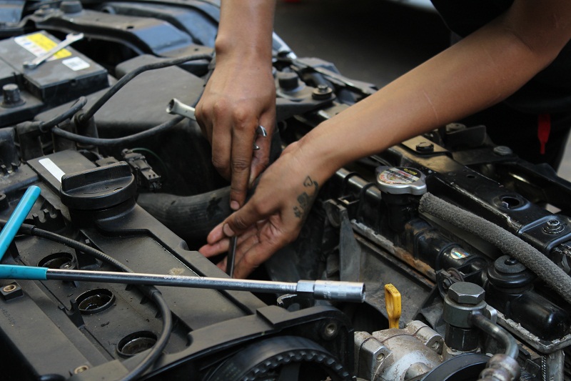 أردنية تعمل في إصلاح السيارات: لا