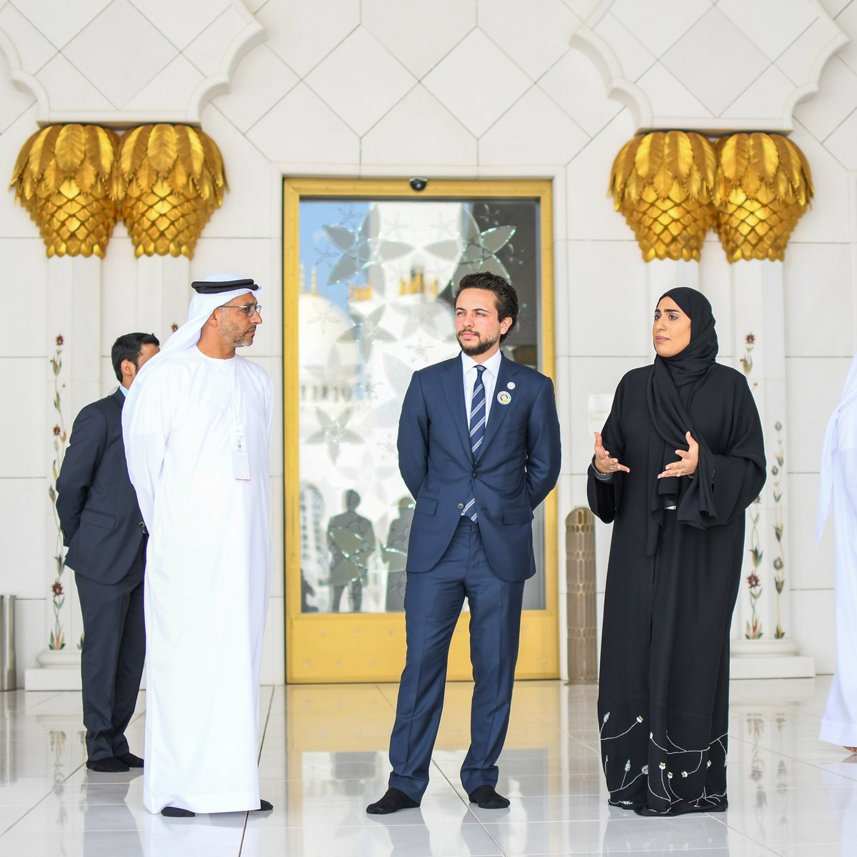 ولي العهد يزور جامع الشيخ زايد