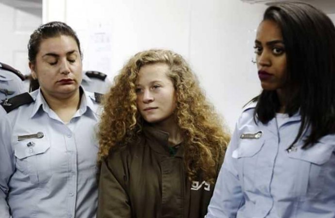 الاحتلال يقرر تمديد اعتقال عهد التميمي