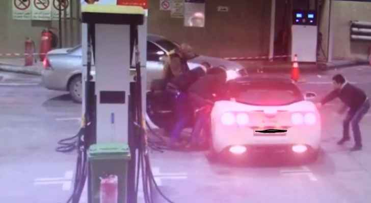 شاهد .. أشخاص يهاجمون مركبة وسائقها