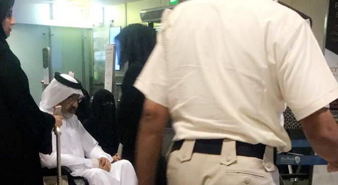 الشيخ عبدالله آل ثاني يغادر مقر