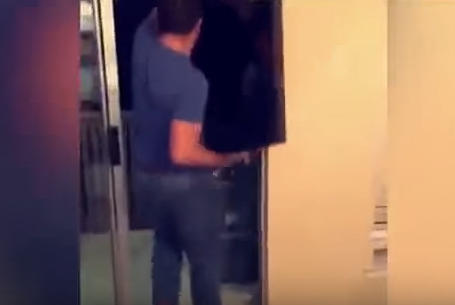 خسر فريقه .. فألقى التلفزيون من