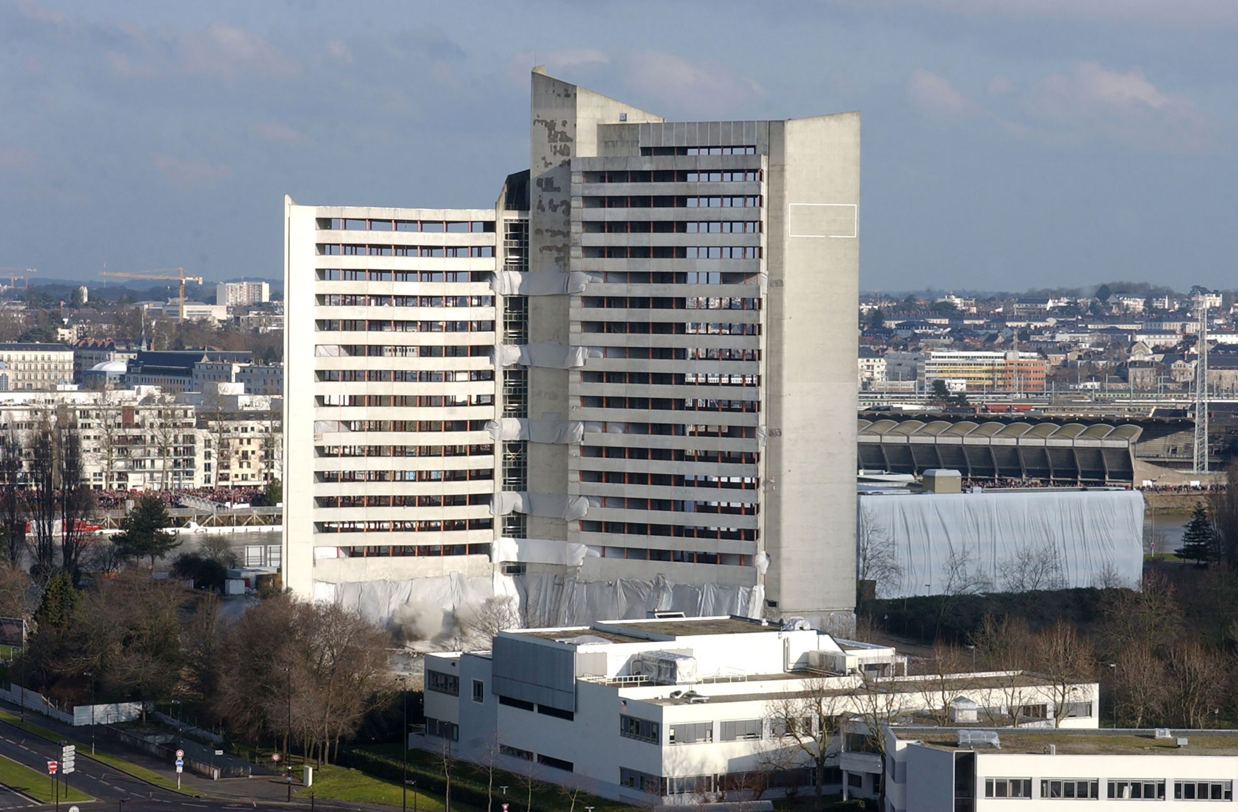 قتلى بإنهيار برج في ايران.. فيديو