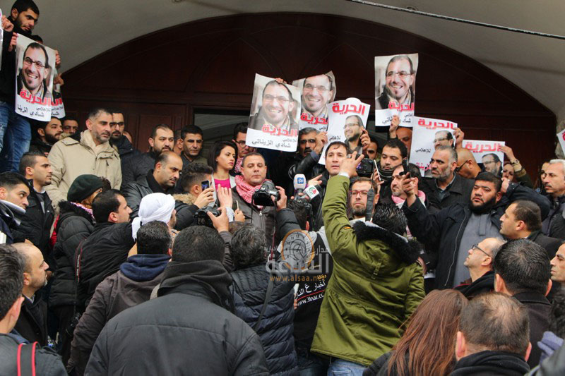 صحفيون يعتصمون أمام النقابة ويطلبون الافراج
