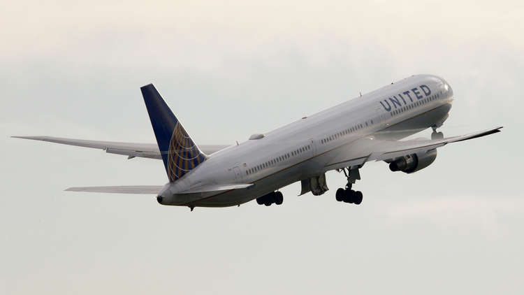 طائرة أمريكية تهبط اضطراريا لسبب غريب