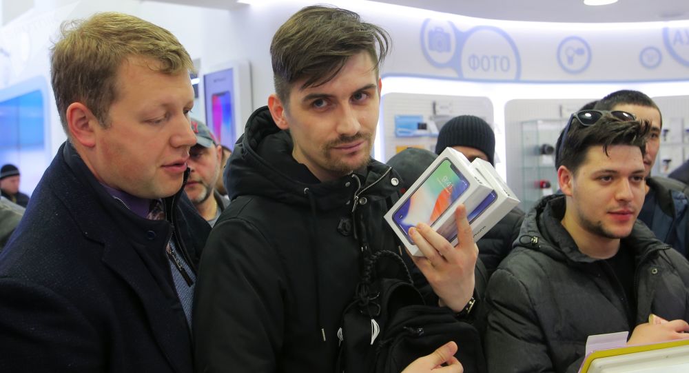 رئيس ’أبل‘ يقدم حلا لمشكلة آيفون