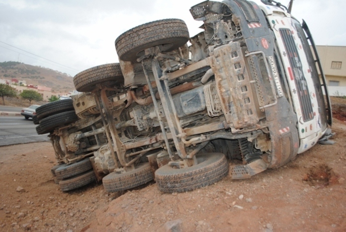 انقلاب شاحنتين بحادثين منفصلين على طريق