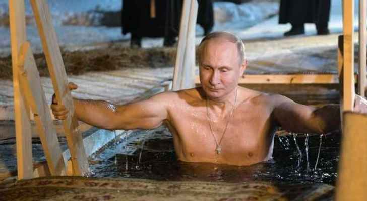 شاهد: بوتين يغطس في بحيرة متجمدة