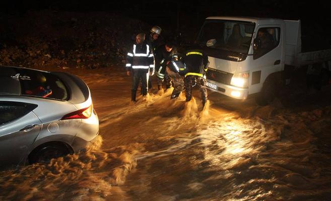 انقاذ 14 شخصا علقوا بمركباتهم على