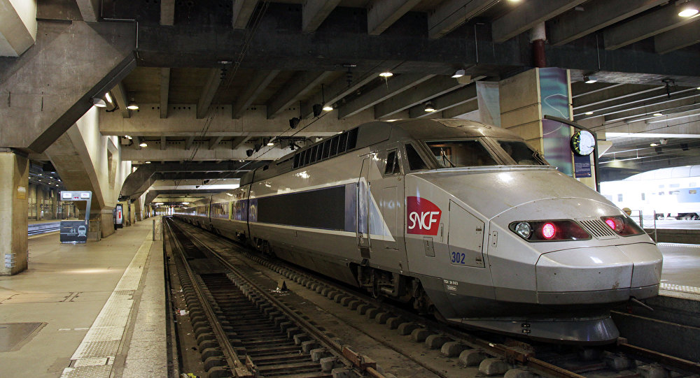 إمرأة شجاعة تنقذ رجلا من الموت