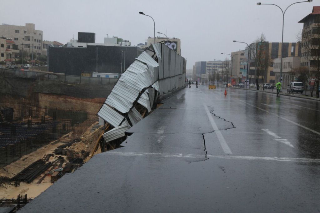 الأمانة: لجنة عليا لدراسة تشققات شارع