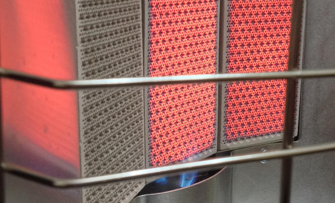 وفاة طبيب أسنان وابنته اختناقا في