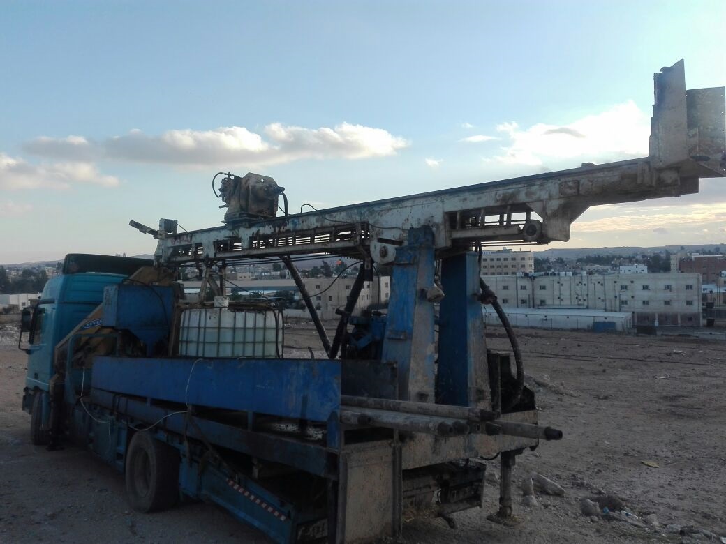 ضبط حفارة مخالفة تحفر بئر مخالف