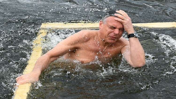 السفير الأمريكي يغطس في مياه موسكو