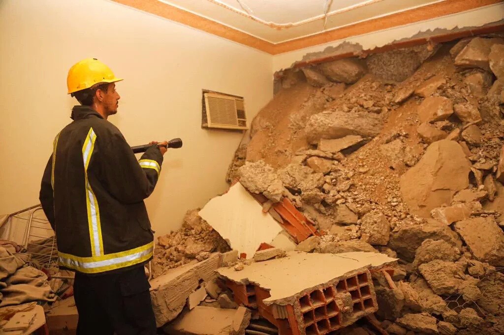 انهيار جزء من عمارة سكنية في