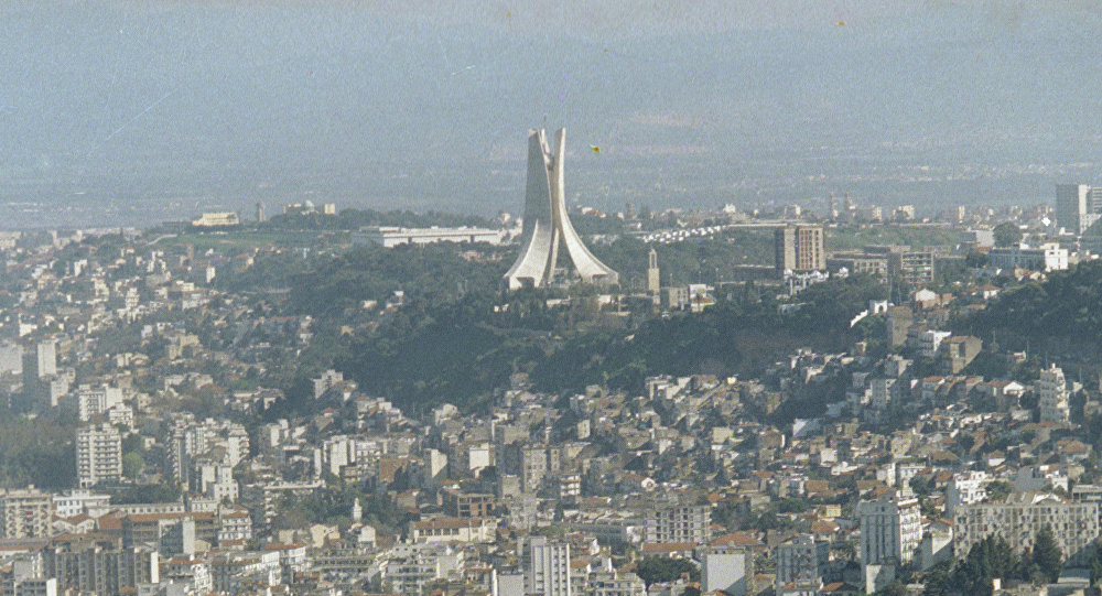 عناق ’استثنائي‘ بين مسؤولي دولتين عربيتين