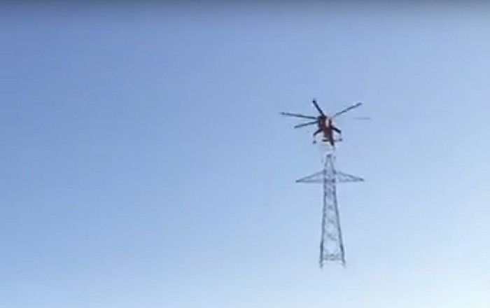 بالفيديو.. هليكوبتر تطير بعمود كهرباء