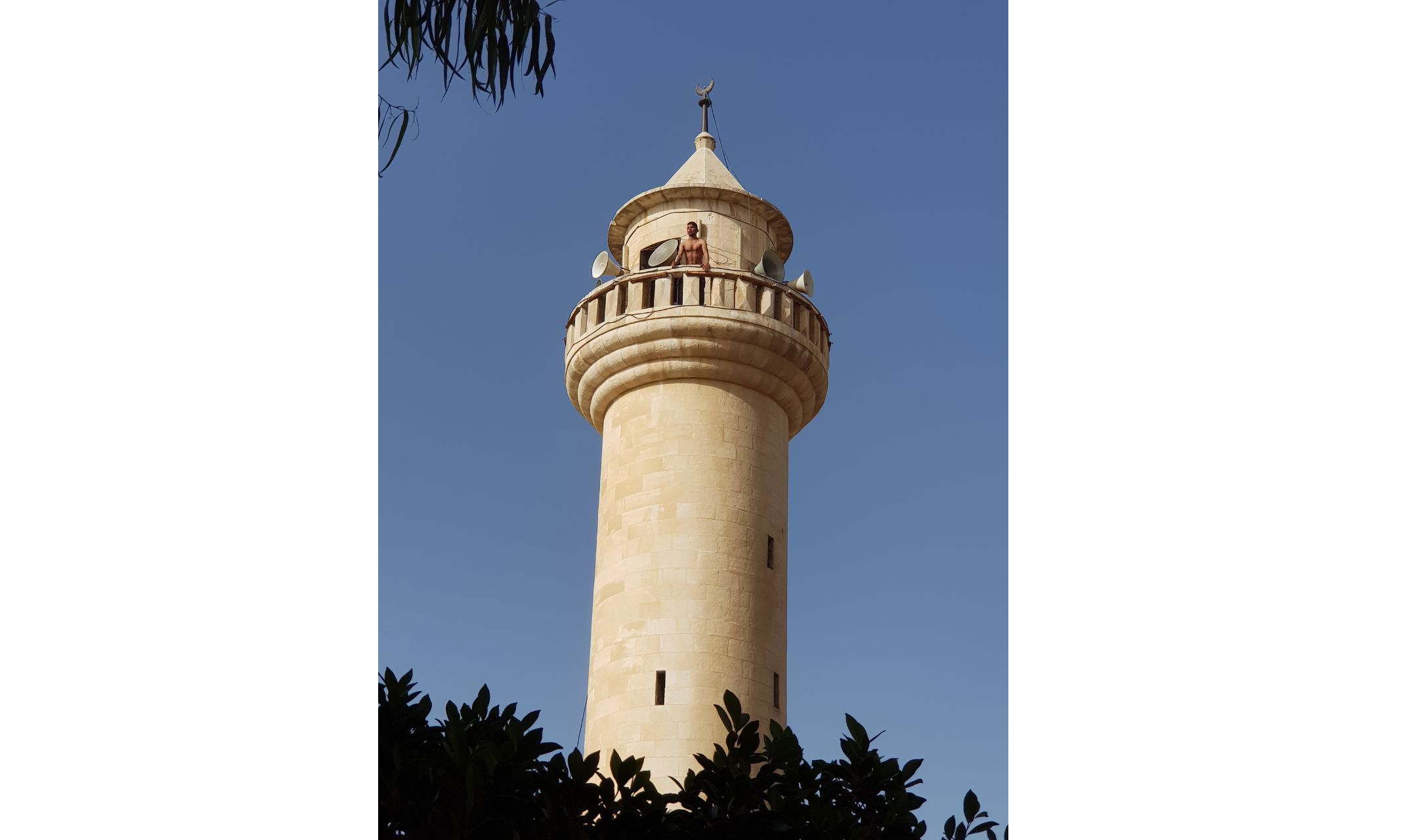 شاب يهدد بالانتحار من أعلى مأذنة