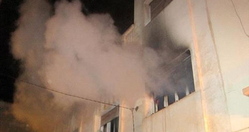 إصابة والد وطفليه بحريق منزل في