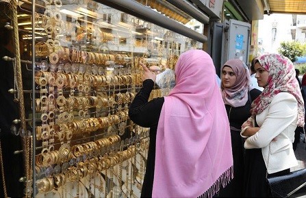 الذهب يتماسك مع تقلص مكاسب الدولار