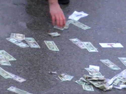 السماء تمطر آلاف الدولارات (فيديو)