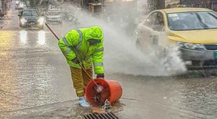 عمال الوطن.. نائب يتهم بعضهم بـ’الرشوة‘