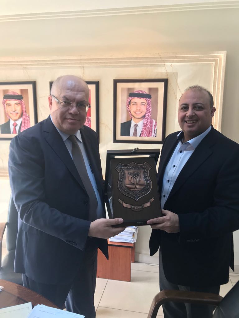 بحث سبل التعاون بين جامعة عمان