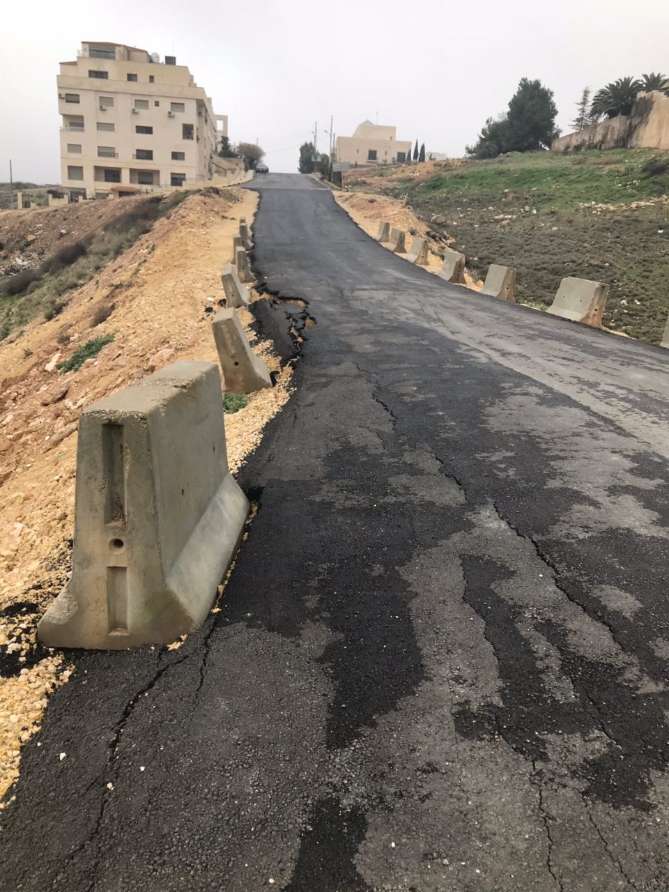 هل ينهار هذا الشارع؟