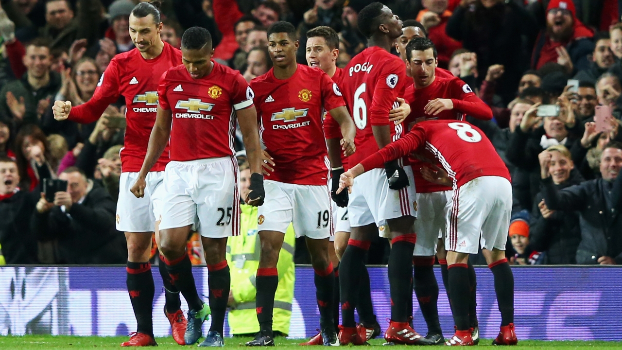 لاعب عربي إلى مانشستر يونايتد