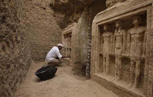 فلسطيني يعثر على مقبرة أثرية في