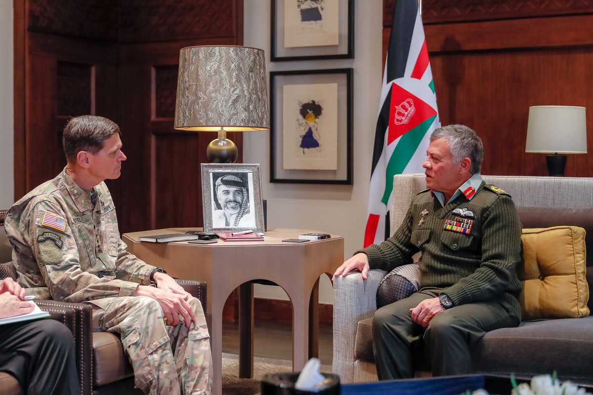 الملك يستقبل قائد القيادة المركزية الأمريكية