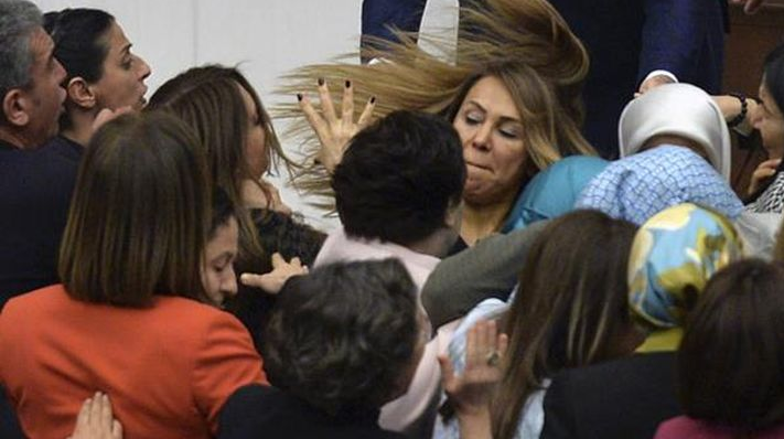 شجار بالأيدي بين نائبات تركيات داخل