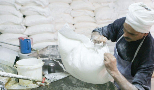 ضبط كميات من الطحين المعفن في