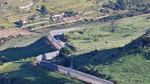 ’اسرائيل‘ تشيد سياجا جديدا عند الملتقى