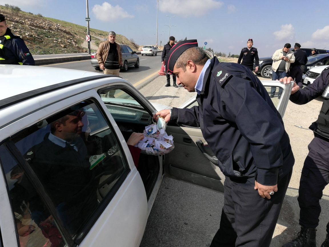 شرطة اربد توزع الحلوى بعيد الملك