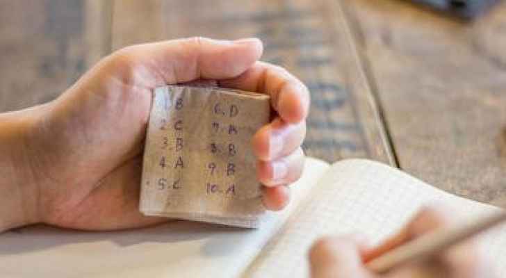 طالبة تقاضي جامعة حكومية فصلتها بسبب