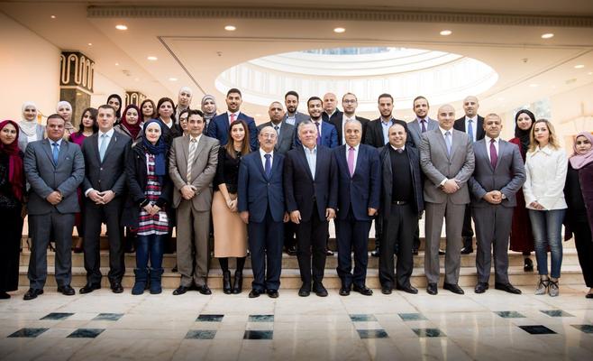 الملك بعد لقائه طلبة من الجامعة