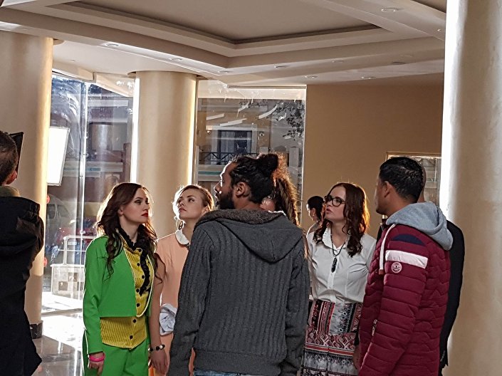 فنان أردني يقرب بين المصريين والروس