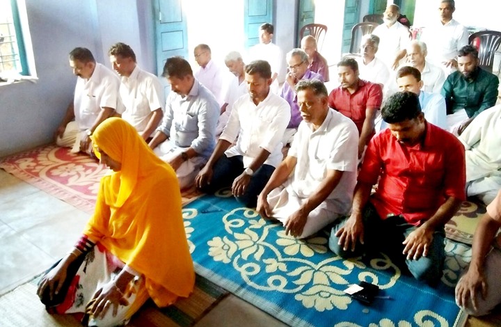 هندية تؤم المصلين يوم الجمعة